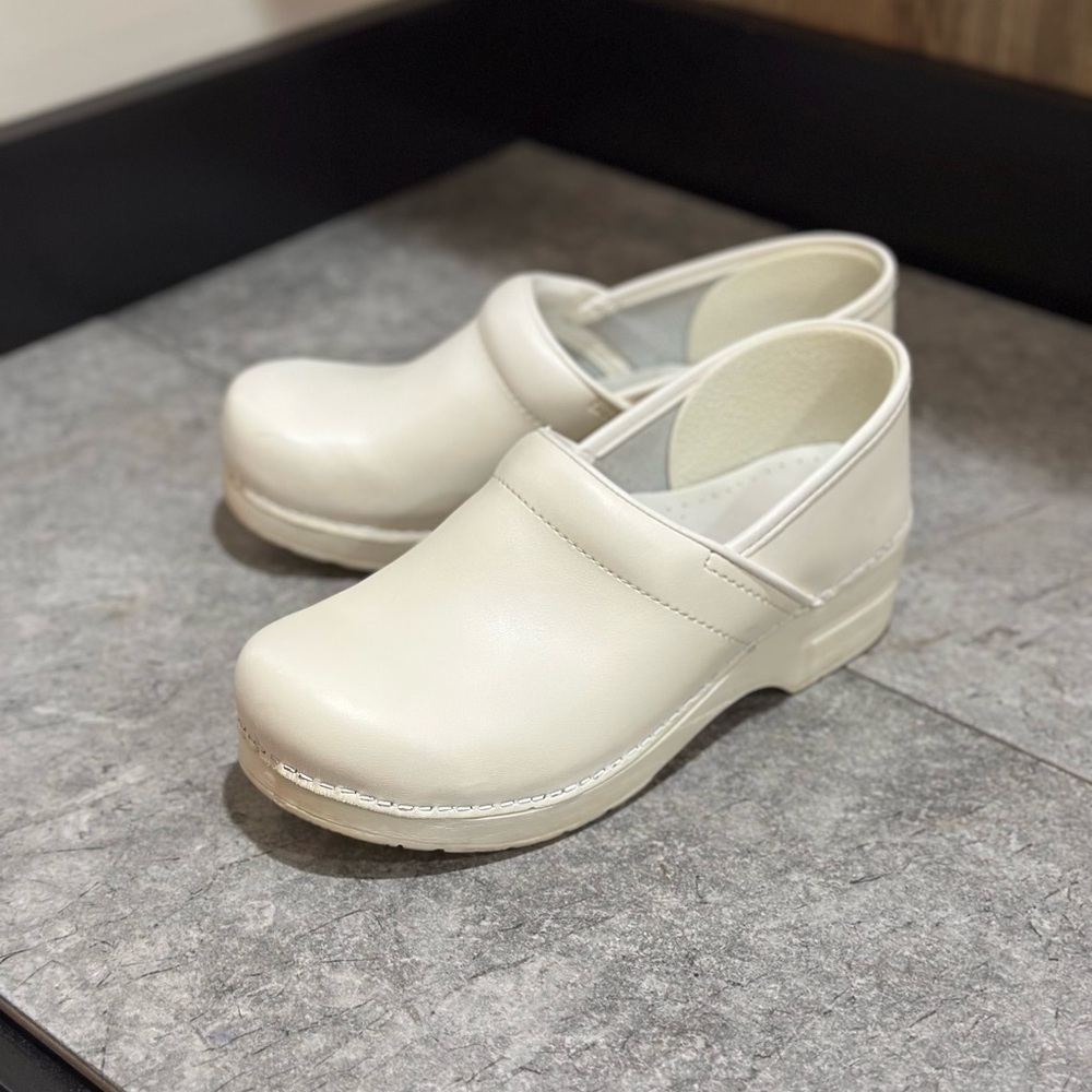 Dansko white nursing clogs size 40eu 9US